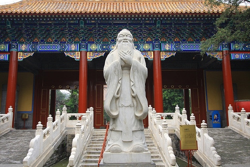 פסל של קונפוציוס במקדש בבייג'ינג (צילום: Bridget Coila)