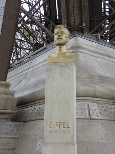 פסלו של גוסטב אייפל בכניסה למגדל