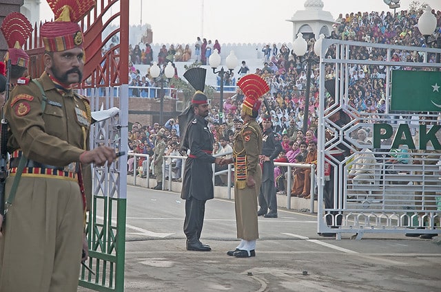 לחיצת יד בין הודו לפקיסטן על מעבר הגבול ואגה (צילום: Koshy Koshy)