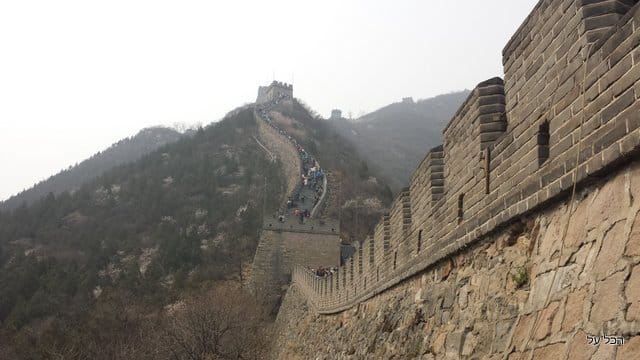 החומה הסינית היא אבן השואבת לתיירים בסין ובעונת התיירות חלקים רבים שלה מלאים במבקרים (צילום מקורי)