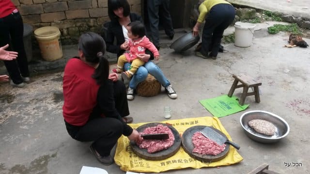 משפחה מכינה אוכל על גדות נהר הלי - דוגמה למראות בכפרים באזור יאנגשו (צילום מקורי)
