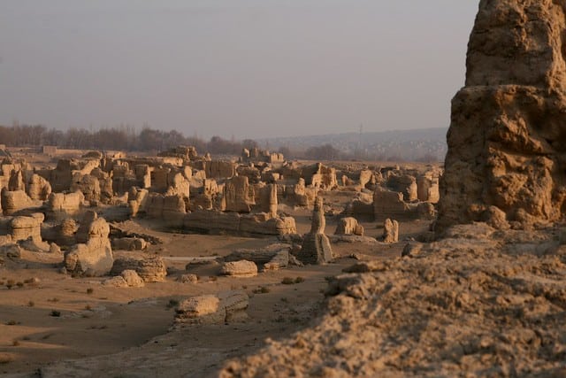 שקיעה על הריסות ג'יאהוה. עיר ארכיאולוגית ליד טורפאן (צילום: moniqca)