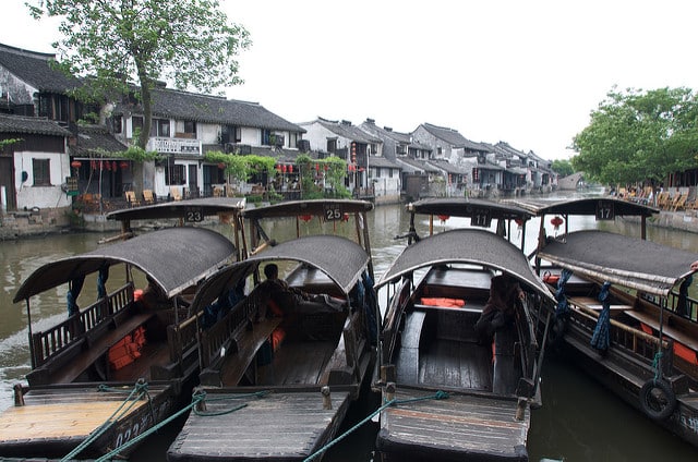 סירות וו-פנג עוגנות בתעלה. בתים וחנויות ברקע (צילום:  llee_wu)