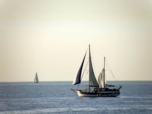 סירת מפרש בחוף הרצליה (צילום: RonAlmog)