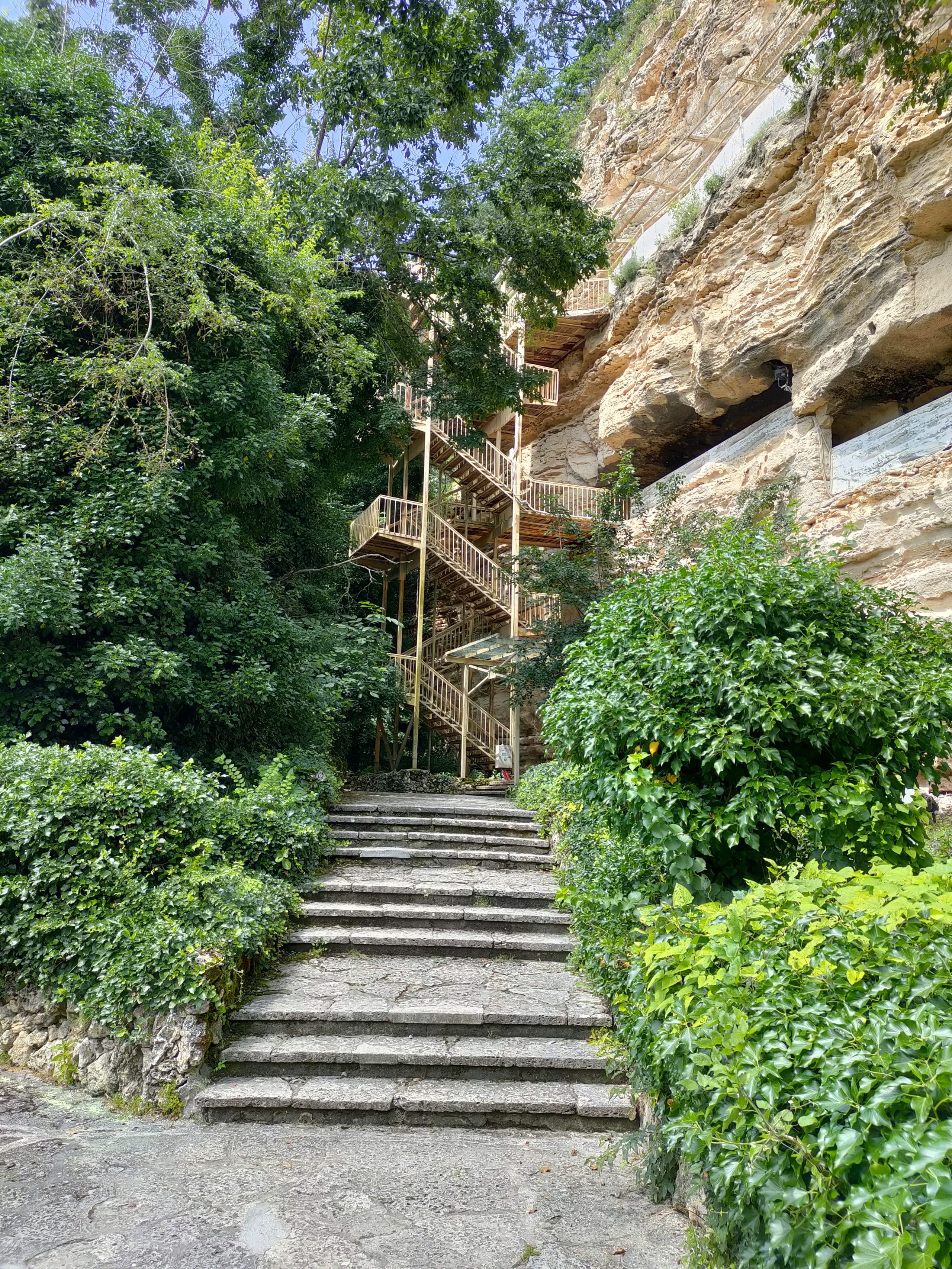 המדרגות בעזרתן עולים למנזר אלדז'ה (צילום: צילום מקורי)
