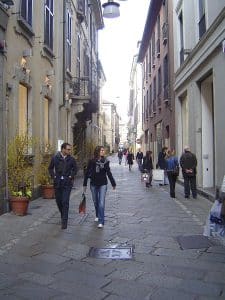 תיירים בסיור שופינג בVia della Spiga, Milan.jpg מרחובות הקניות המפורסמים של משולש הזהב במילאנו