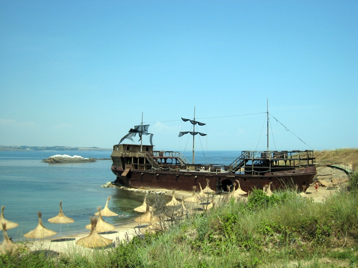 הספינה הטרופה באחתופול (צילום: Joyradost)