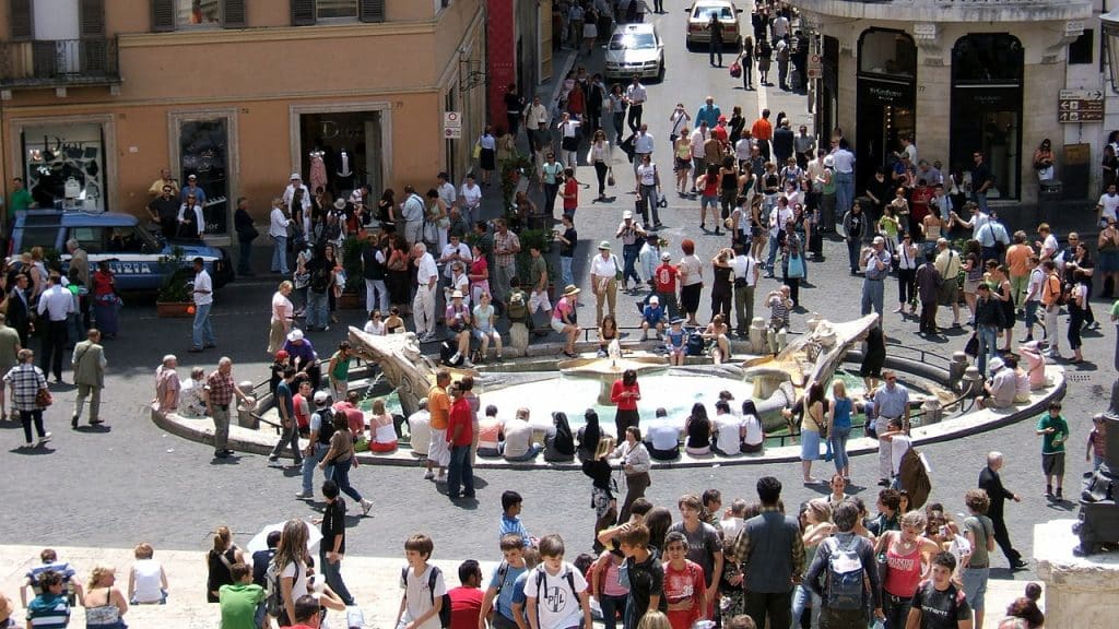 פסל הסירה ברניני רומא מוקף באנשים