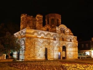 כנסיית ישו שליט העולם בנסבר מוארת בלילה 
