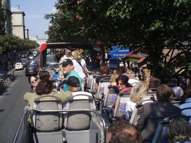 נסיעה באוטובוס התיירים של פריז