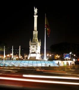 הכיכר מוארת בלילה (צילום: Miguel GR from Madrid Spain)