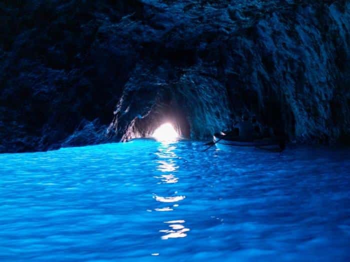 המערה הכחולה - השייט אליה הוא אחת מהאטרקציות המרכזיות באי (צילום: 