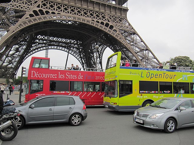 אוטובוס התיירים של פריז מתחת מגדל אייפל  (צילום: Vlad Shtelts)