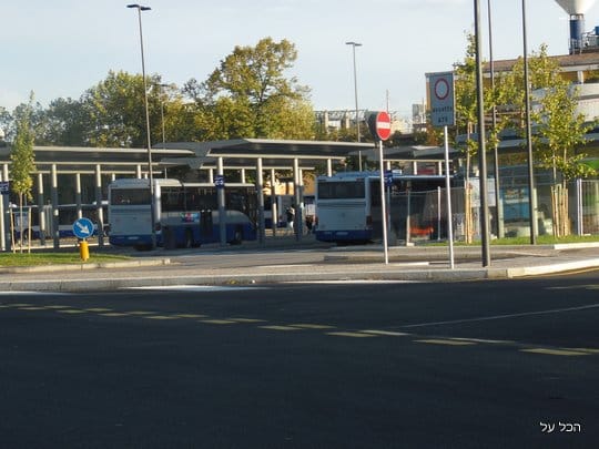 התחנה המרכזית של סירמיונה - התחנה המרכזית ביותר לתחבורה ציבורית באזור. היא הופכת את העיירה לפופולרית בקרב התיירים המעוניינים להגיע לנופש בגארדה ללא השכרת רכב (צילום מקורי)