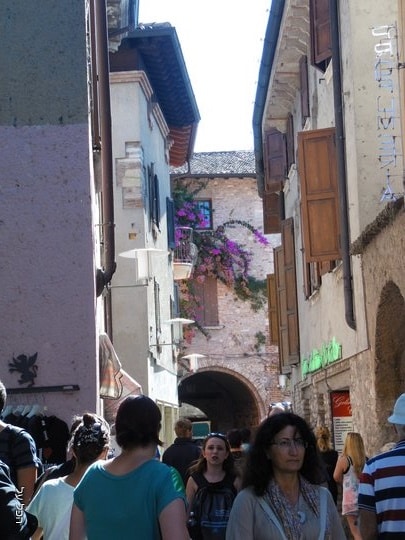 תיירים ברחוב הראשי של העיר העתיקה של סירמיונה - סירמיונה היא היעד המתוייר ביותר באזור (צילום מקורי)