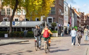 אנשים רוכבים על אופניים, איינדהובן הולנד.