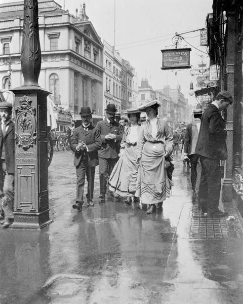 רחוב אוקספורד לאחר הגשם, 1889. כבר במאה ה19 זה היה הרחוב המרכזי לראות ולהראות בו (פורסם בקבוצת חובבי היסטוריה) 