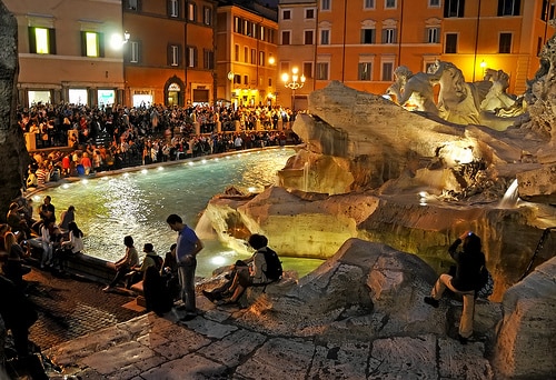 הפונטנה די טרווי בלילה, הופכת בקיץ לאחד המוקדים התיירותים החשובים ברומא (צילום: archer10 Dennis -105M Views)