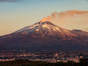 הר הגעש אטנה והעיר קטניה סיציליה