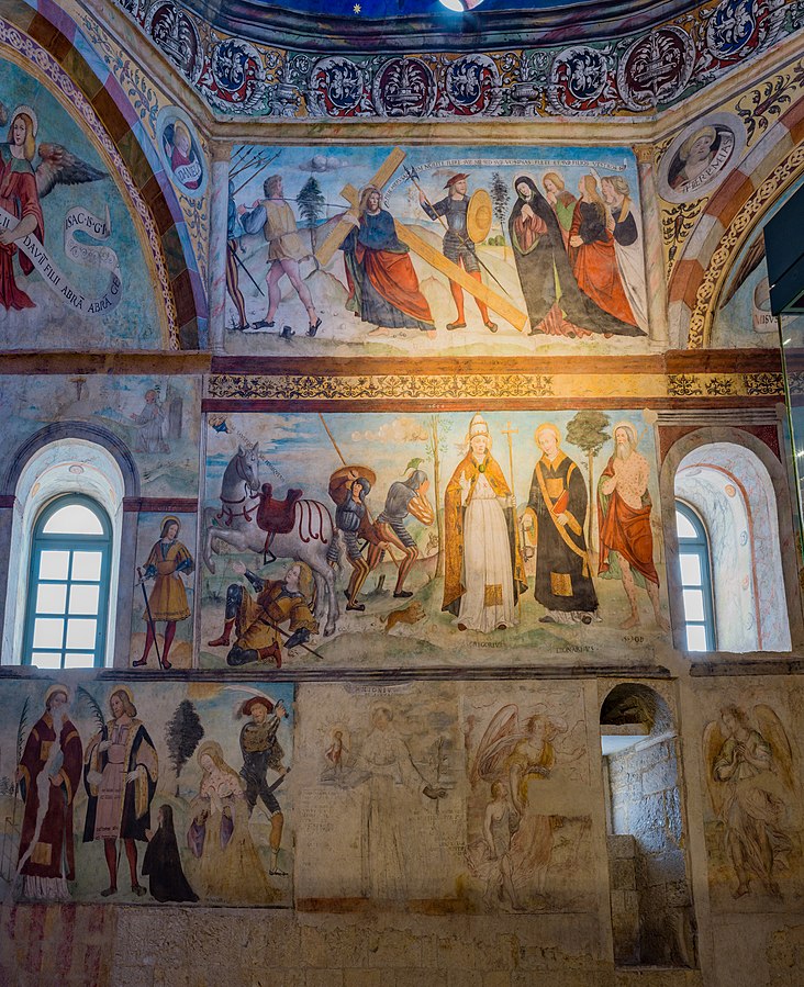הקיר הדרומי של כנסיית סנטה מריה בסולאריו במוזיאון סנטה ג'וליה בברשיה. (צילום: Wolfgang Moroder, רישיון)