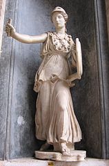פסלה של אתנה (מנרווה) היוצאת לקרב. במקור החזיקה ביד ימין לפיד או חרב, שנשברו במרוצת הימים. (צילום: Shii)