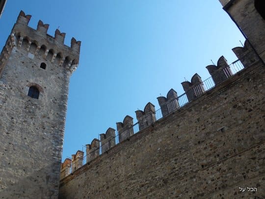 מצודת סקליג׳רו והחומות של סירמיונה - שריד להיותה של סירמיונה עיר גבול למודת קרבות (צילום מקורי)