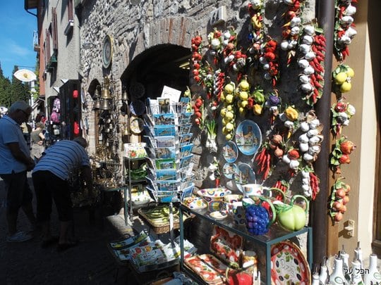 חנות מזכרות בעיר העתיקה של סירמיונה - חדי העין יזהו גם חנוכיה בין החפצים השונים העומדים למכירה (צילום מקורי)