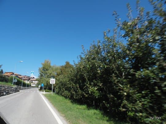 דרך עירונית כפרית באיטליה - הרבה מהטיול שלכם יורכב מכבישים בסגנון הזה. הנסיעה איטית, ויפה (צילום מקורי)