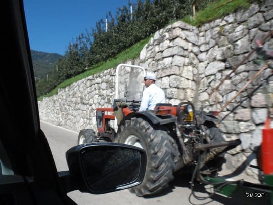כביש כפרי ליד אגם אדמלו בצפון איטליה - נסיעה עם רכב שכור מאפשרת לכם להגיע למקומות ויעדים שלא ניתן להגיע אליהם בתחבורה ציבורית (צילום מקורי)