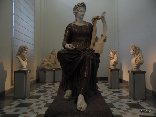 פסלו של אפולו במוזיאון, בין הפסלים המרשימים שתראו במוזיאון (צילום מקורי)