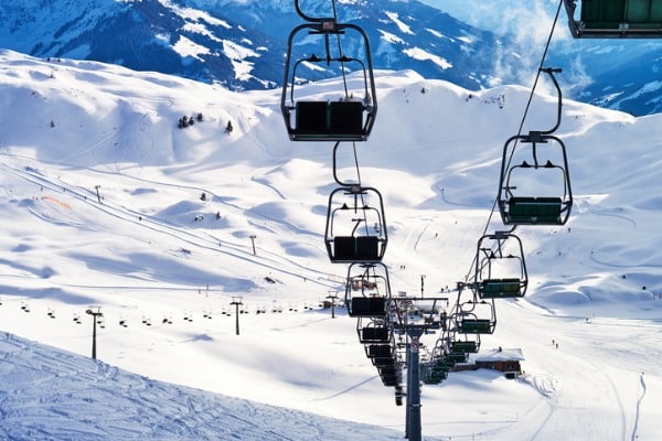 קיצביל היא עיירה אלפינית אידיאלית לסקי, בתמונה ניתן לראות רכבל מעל מסלול סקי תלול