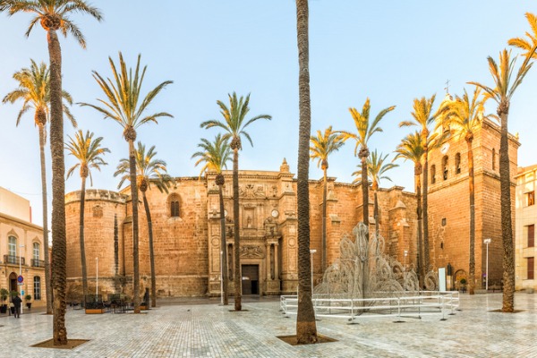 קתדרלת אלמריה אשר נבנתה במאה ה16 ומשלבת בין מבצר לקתדרלה 