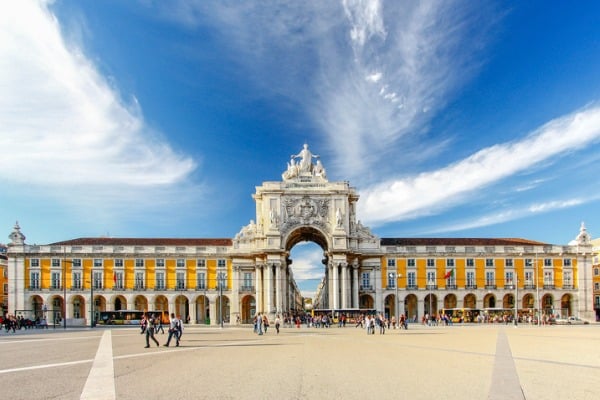 כיכר הארמון, אחת מהכיכרות הגדולות באירופה ומקום שאסור לפספס כשמגיעים לליסבון