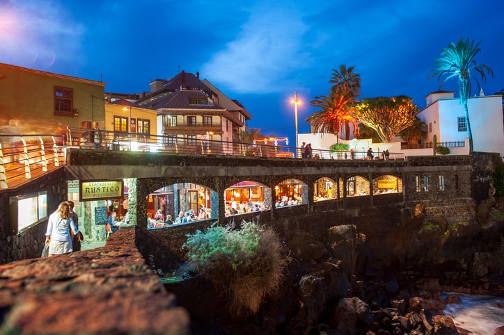 עיר החוף פוארטו דה לה קרוז מתעוררת לחיים בלילה ומציעה בילויים רבים לנופשים בה 