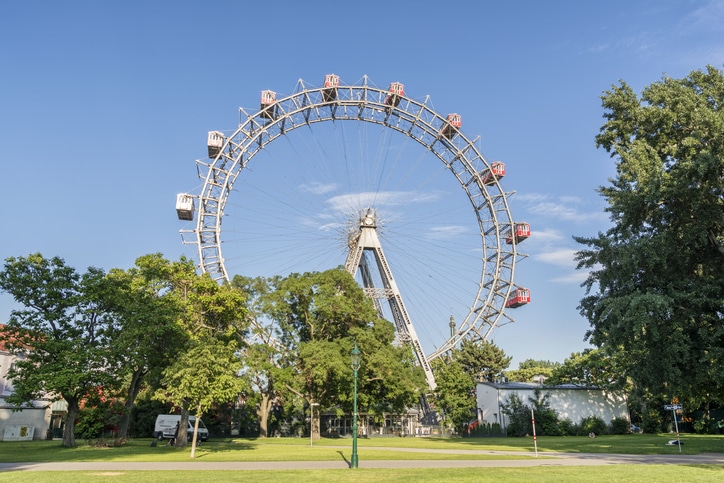 הגלגל הענק האייקוני הניצב בפארק פראטר הירוק ורחב הידיים