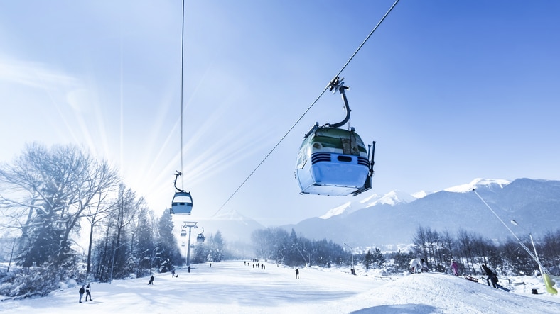 גונדולות סקי בצמוד להרים המושלגים המדהימים באתר הסקי של בנסקו