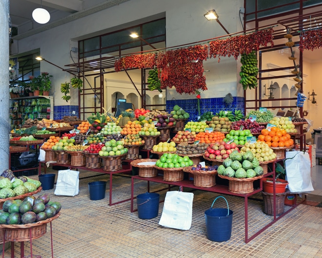 בשוק האיכרים של פונשל, ניתן למצוא מגוון פירות ופרחים אקזוטיים שמייחדים את האי.