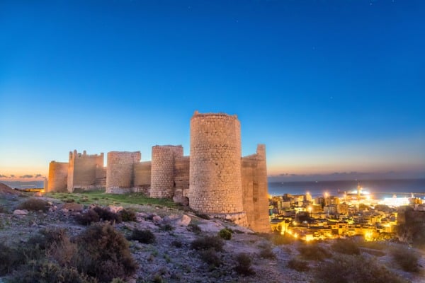 מצודת אל קזבה המתנשאת מעל העיר ומשקיפה על הנוף היא המצודה האנדלוסית הגדולה ביותר בחצי האי האיברי 