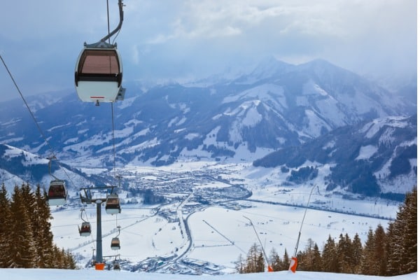 העיירה סולדן והרכבל שמוביל לאתרי הסקי במבט מלמעלה