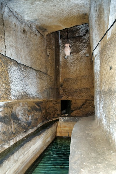 נקודת שאיבת מים בנאפולי התת קרקעית (צילום: 