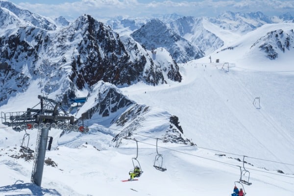 הרכבל בצל אם זי שמוביל למסלולי הסקי הרבים שמסביב, על רקע ההרים המושלגים 