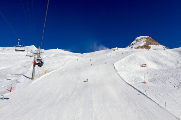 אחד ממסלולי הסקי הרבים שמקיפים את אישגל, והרכבל שמוביל במעלה המדרון 