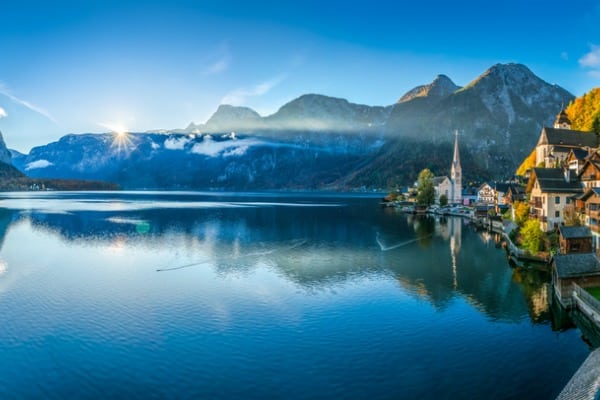 קצה הכפר היפהפה האלשטאט שנמצא על שפת אגם האלשטאט על רקע הרי דאכשטיין 