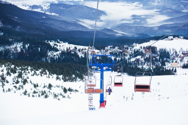 הרכבל שמוביל לנקודת ההתחלה של מסלולי הסקי הרבים בסביבת בורובץ