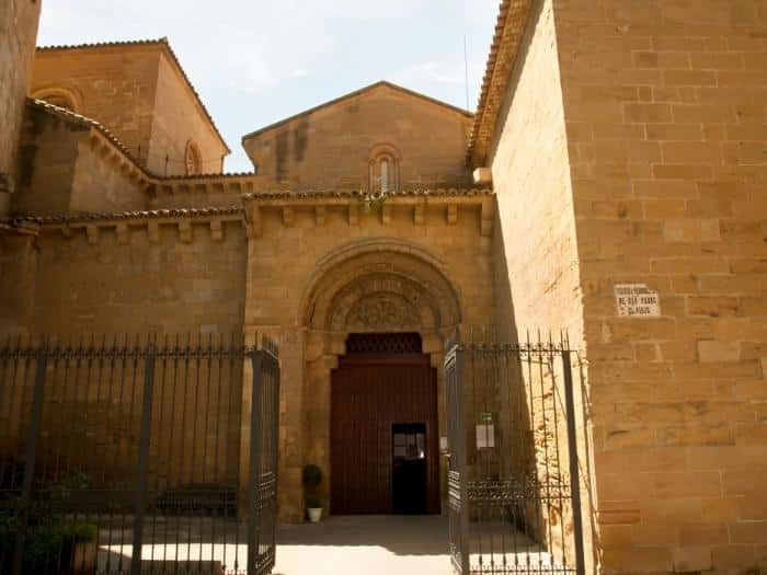 מנזר סן פדרו אל ויאחו, מנזר בנדיקטני שנבנה במאה ה12 לספירה.