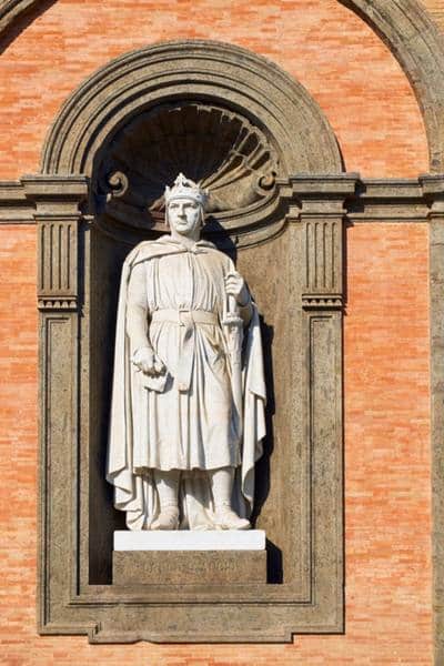 קרלו ד'אנג'לו - אחד משליטי נאפולי המונצחים בפסלים בחזית הארמון/></noscript><span style=