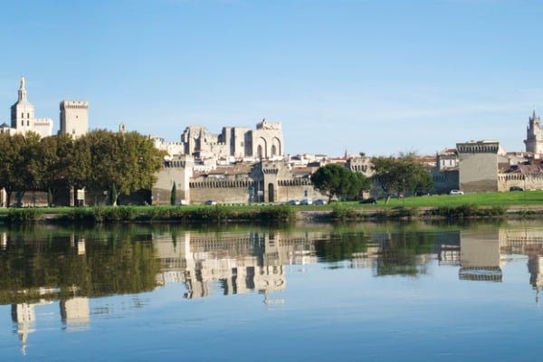 ארמון האפיפיורים משקיף על נהר הרון