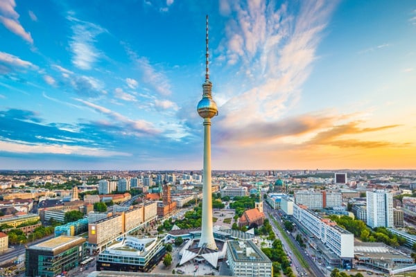 אזור הכיכר המרכזית אלכסנדרפלאץ הינו אחד מאזורי הלינה המועדפים על תיירים המגיעים לברלין