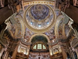 תקרותיה המעוטרות של הקתדרלה של נאפולי