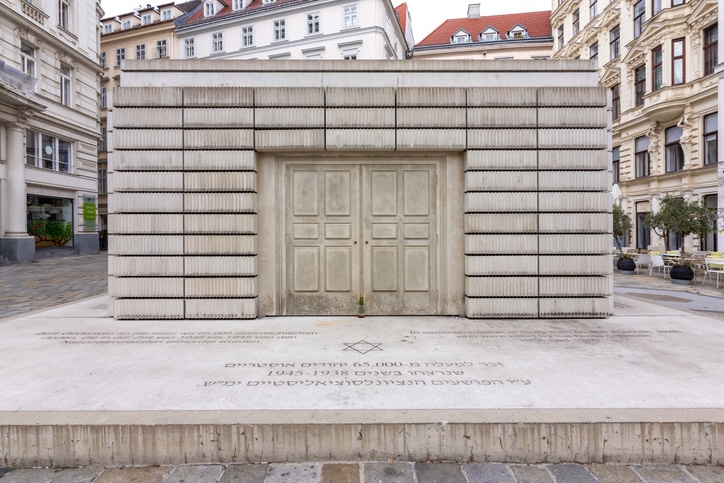 האנדרטה לזכר הנרצחים בשואה בכניסה למוזיאון 